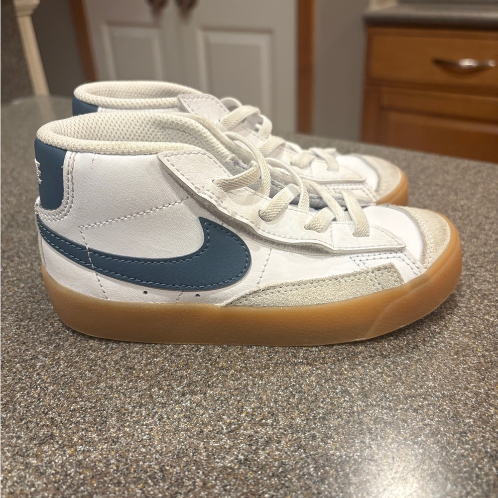 Nike Blazer Mid '77 white & blue trainers 
Size 10C child toddler